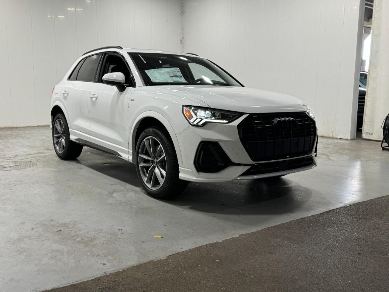 Audi Q3 Vehicle Full-screen Gallery Image 6