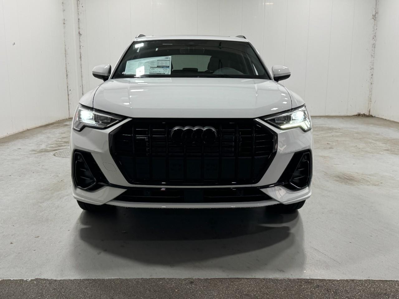 Audi Q3 Vehicle Full-screen Gallery Image 7
