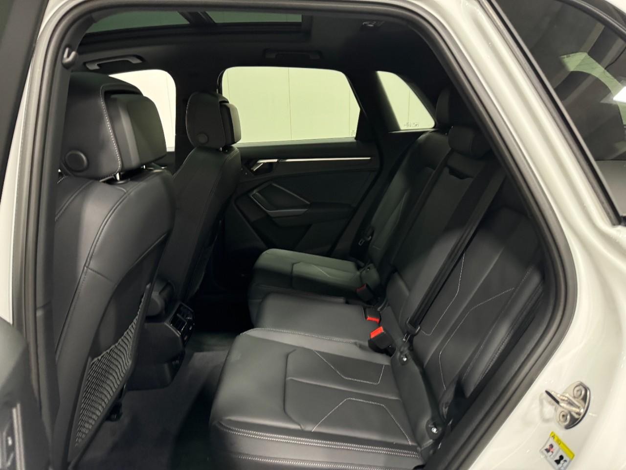 Audi Q3 Vehicle Full-screen Gallery Image 8