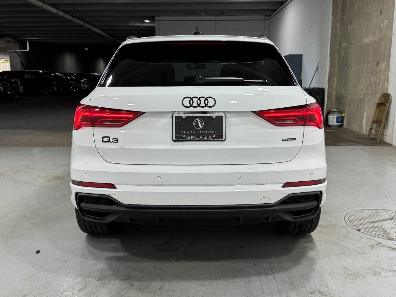 Audi Q3 Vehicle Full-screen Gallery Image 9