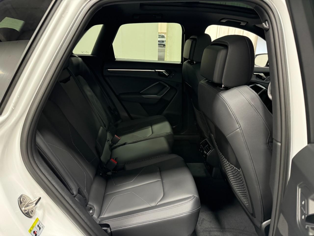 Audi Q3 Vehicle Full-screen Gallery Image 10