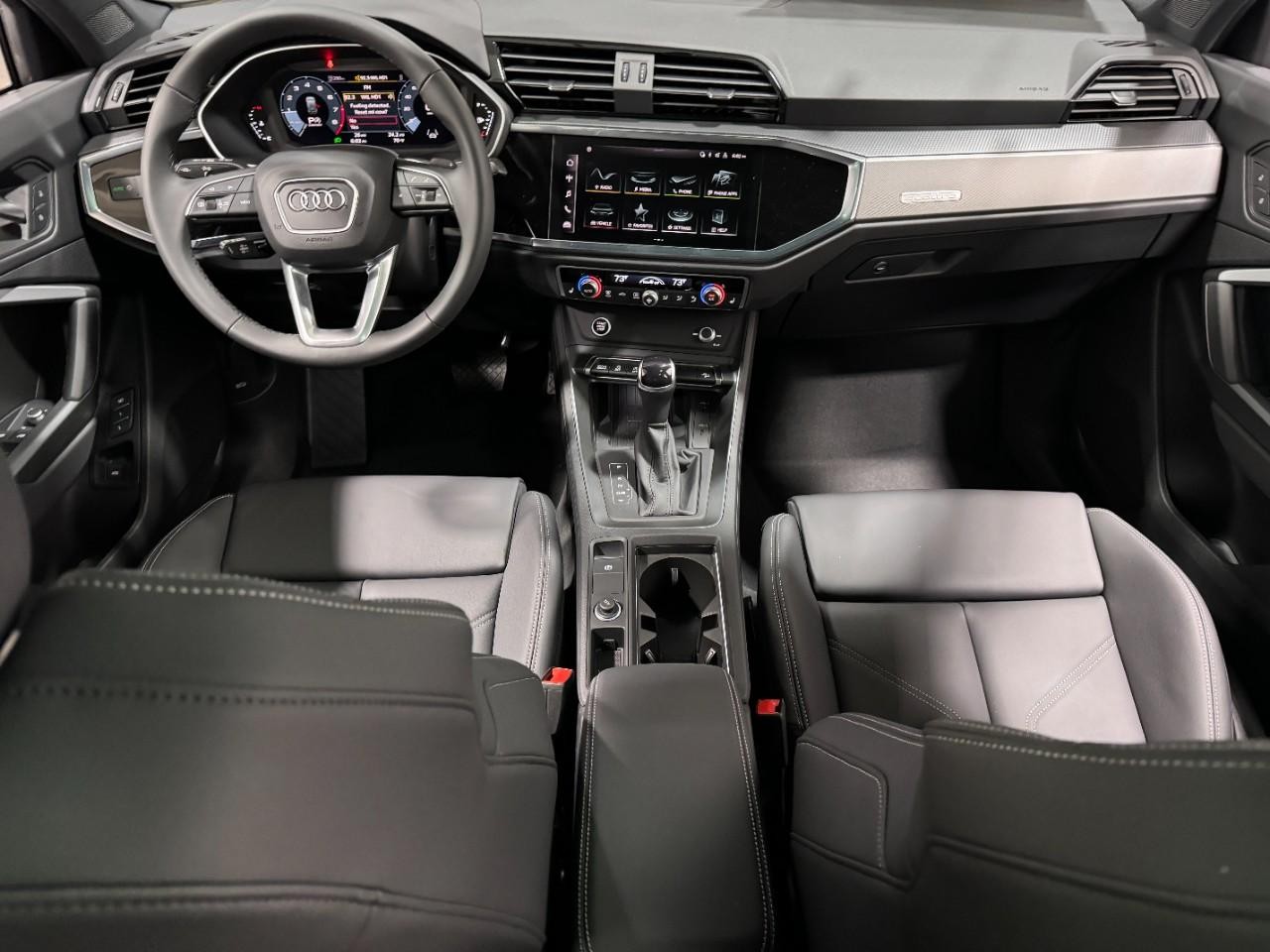 Audi Q3 Vehicle Full-screen Gallery Image 12