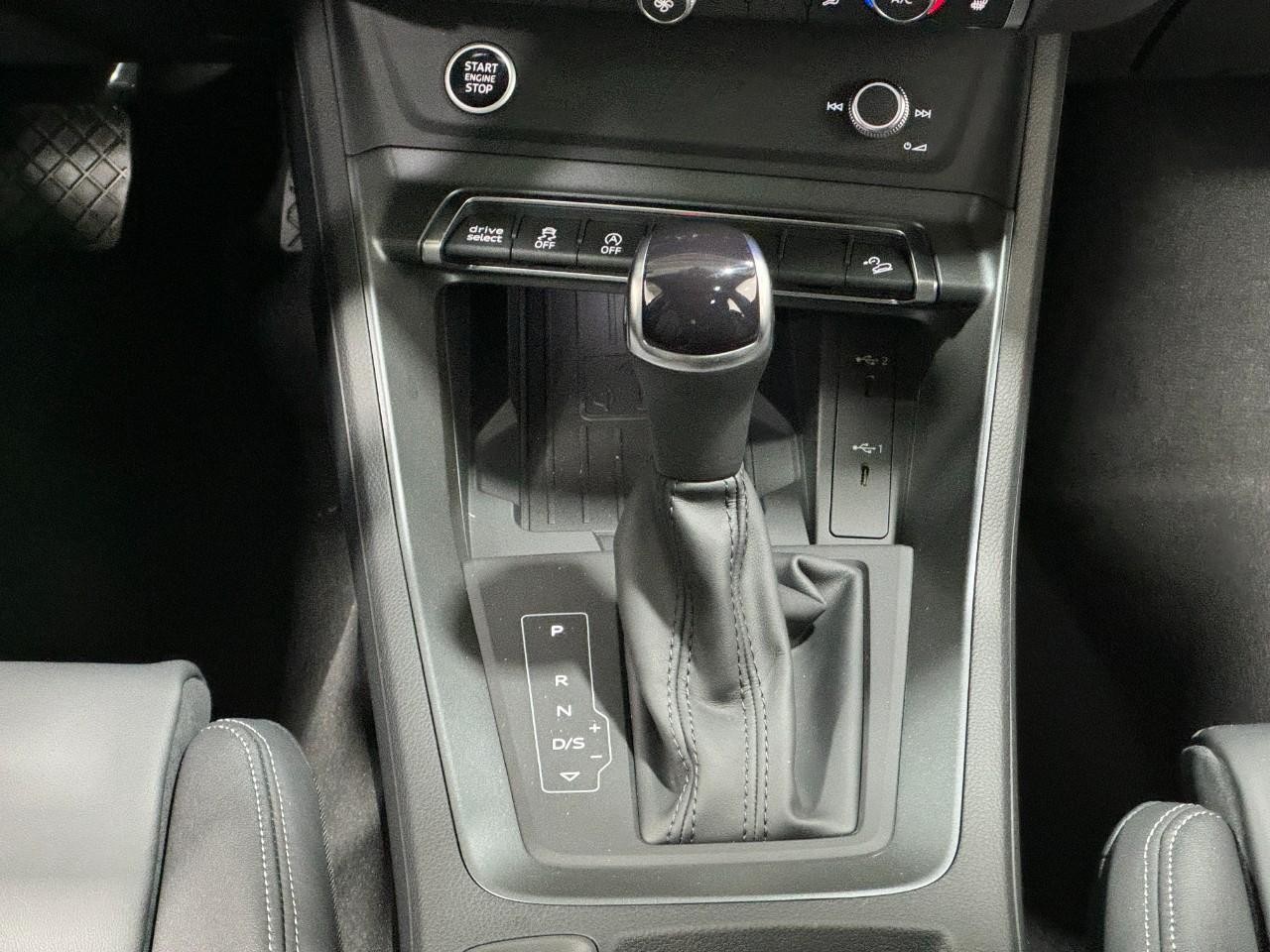 Audi Q3 Vehicle Full-screen Gallery Image 15