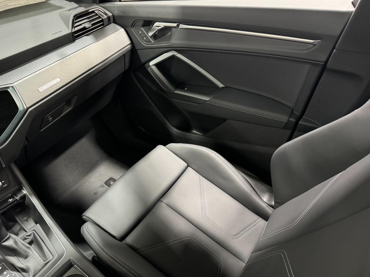 Audi Q3 Vehicle Full-screen Gallery Image 16