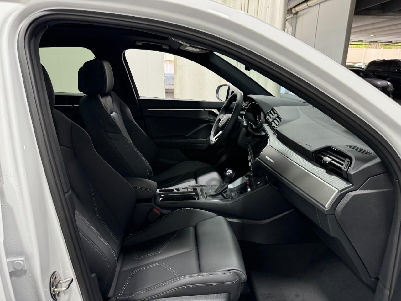 Audi Q3 Vehicle Full-screen Gallery Image 17