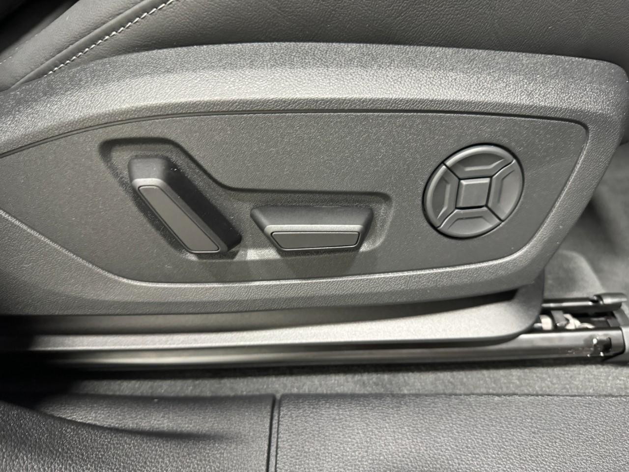 Audi Q3 Vehicle Full-screen Gallery Image 19