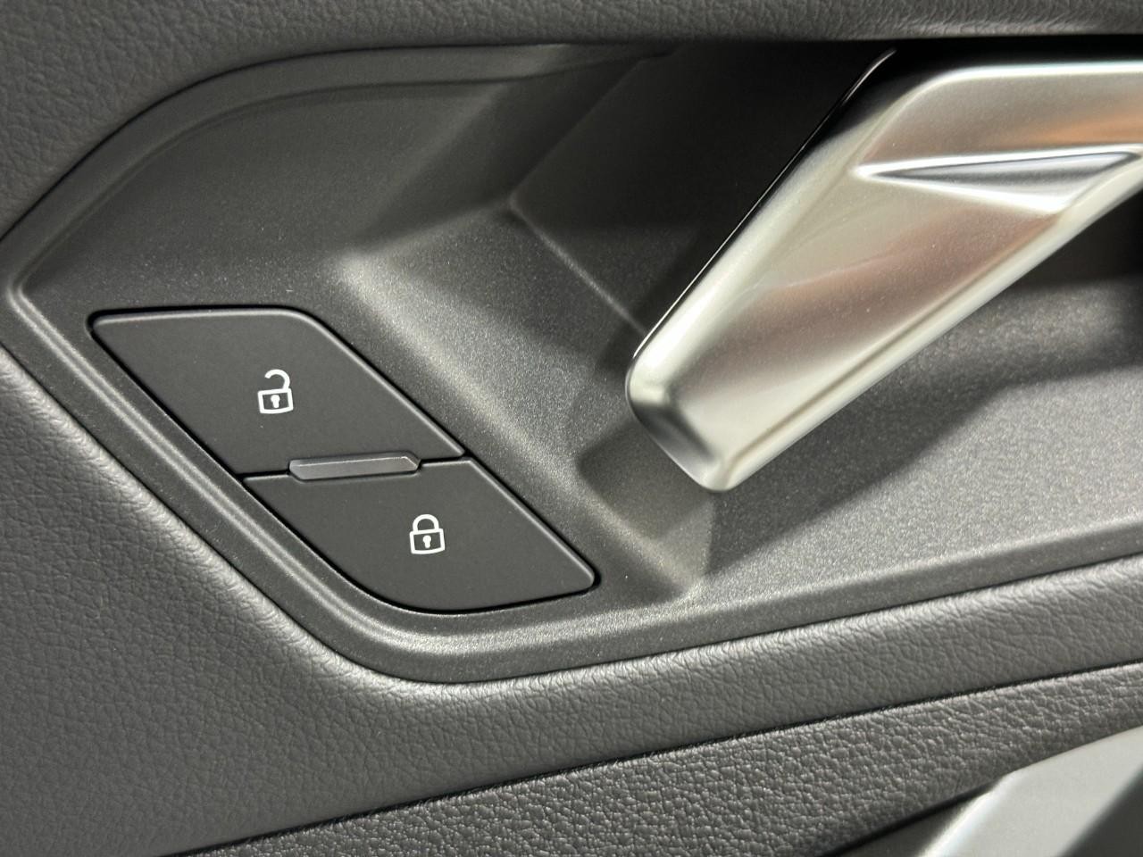 Audi Q3 Vehicle Full-screen Gallery Image 20