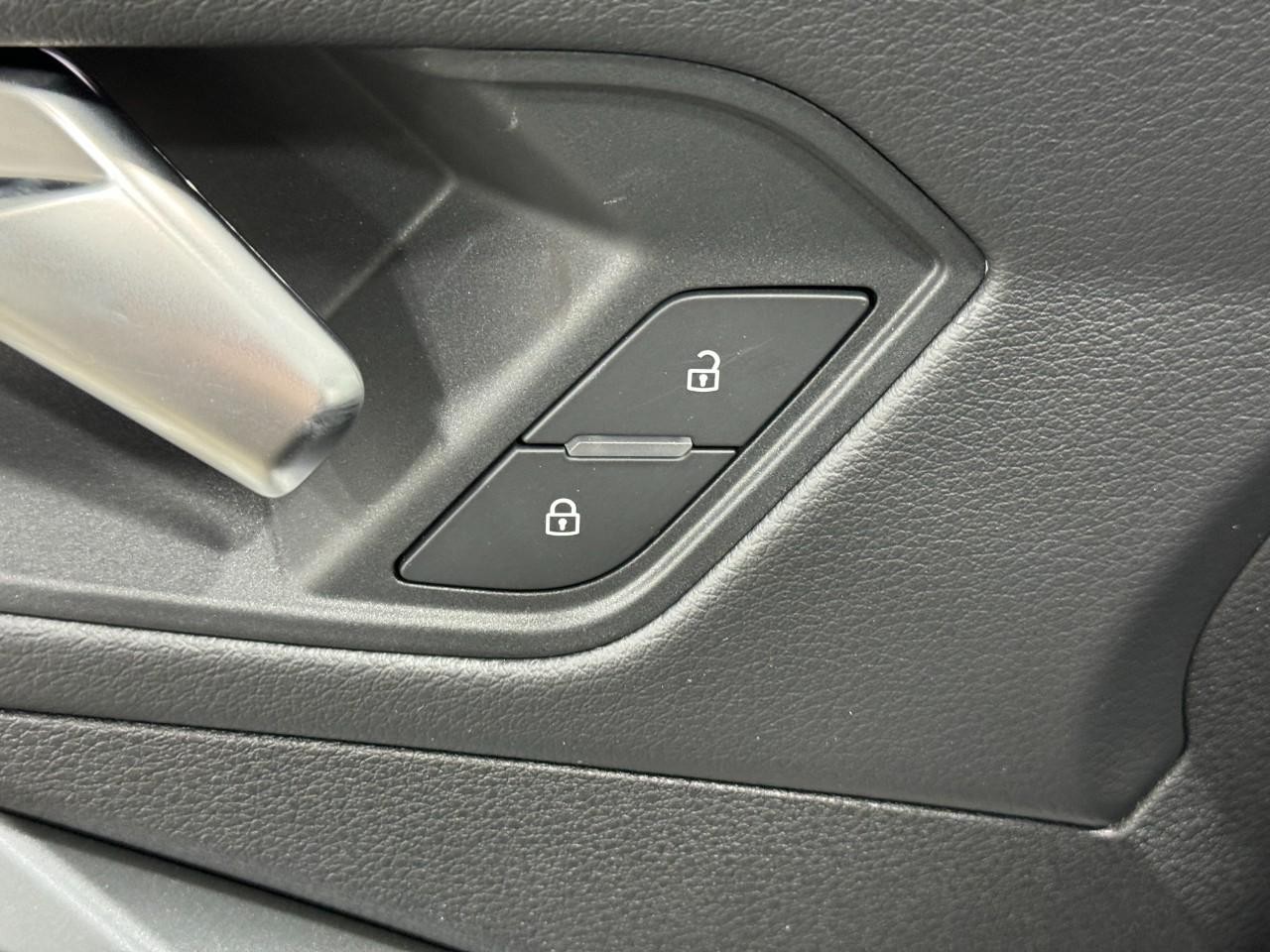 Audi Q3 Vehicle Full-screen Gallery Image 22