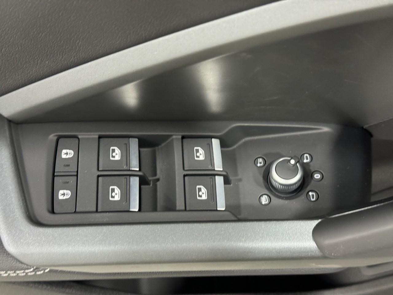 Audi Q3 Vehicle Full-screen Gallery Image 23