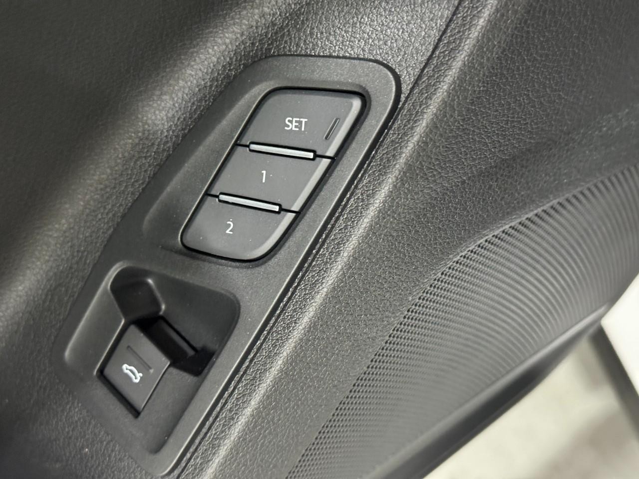 Audi Q3 Vehicle Full-screen Gallery Image 24