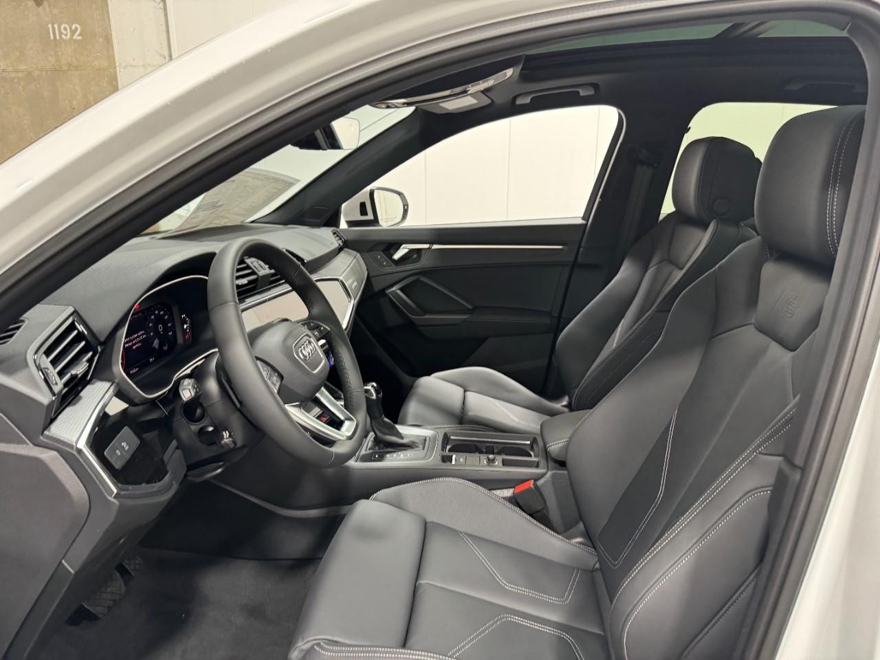 Audi Q3 Vehicle Full-screen Gallery Image 25