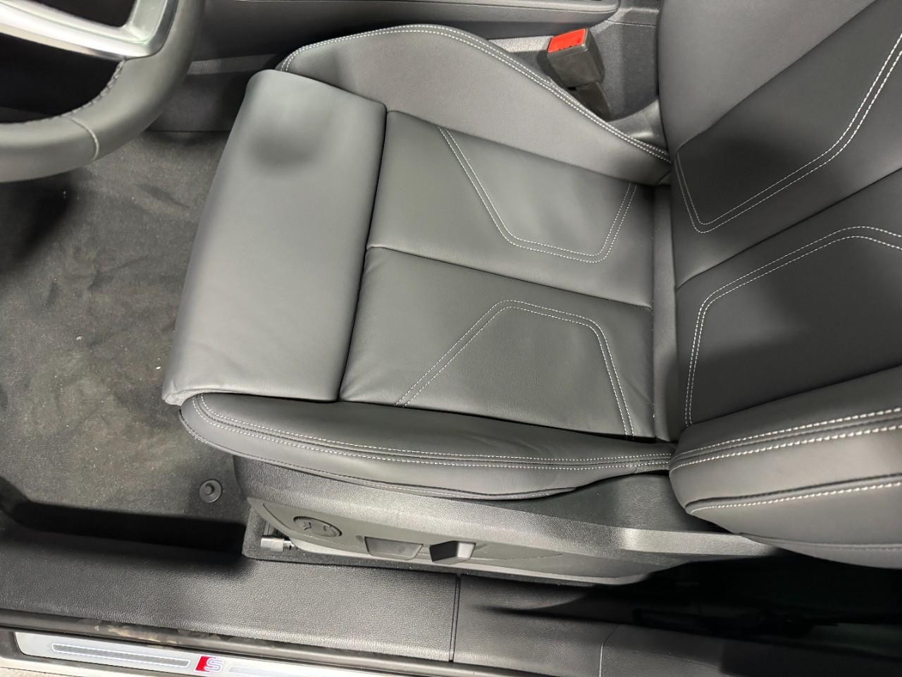 Audi Q3 Vehicle Full-screen Gallery Image 26