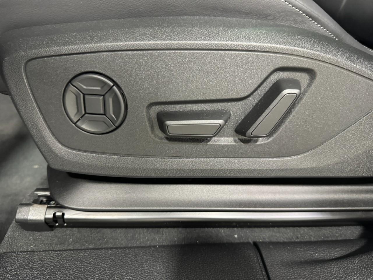 Audi Q3 Vehicle Full-screen Gallery Image 27