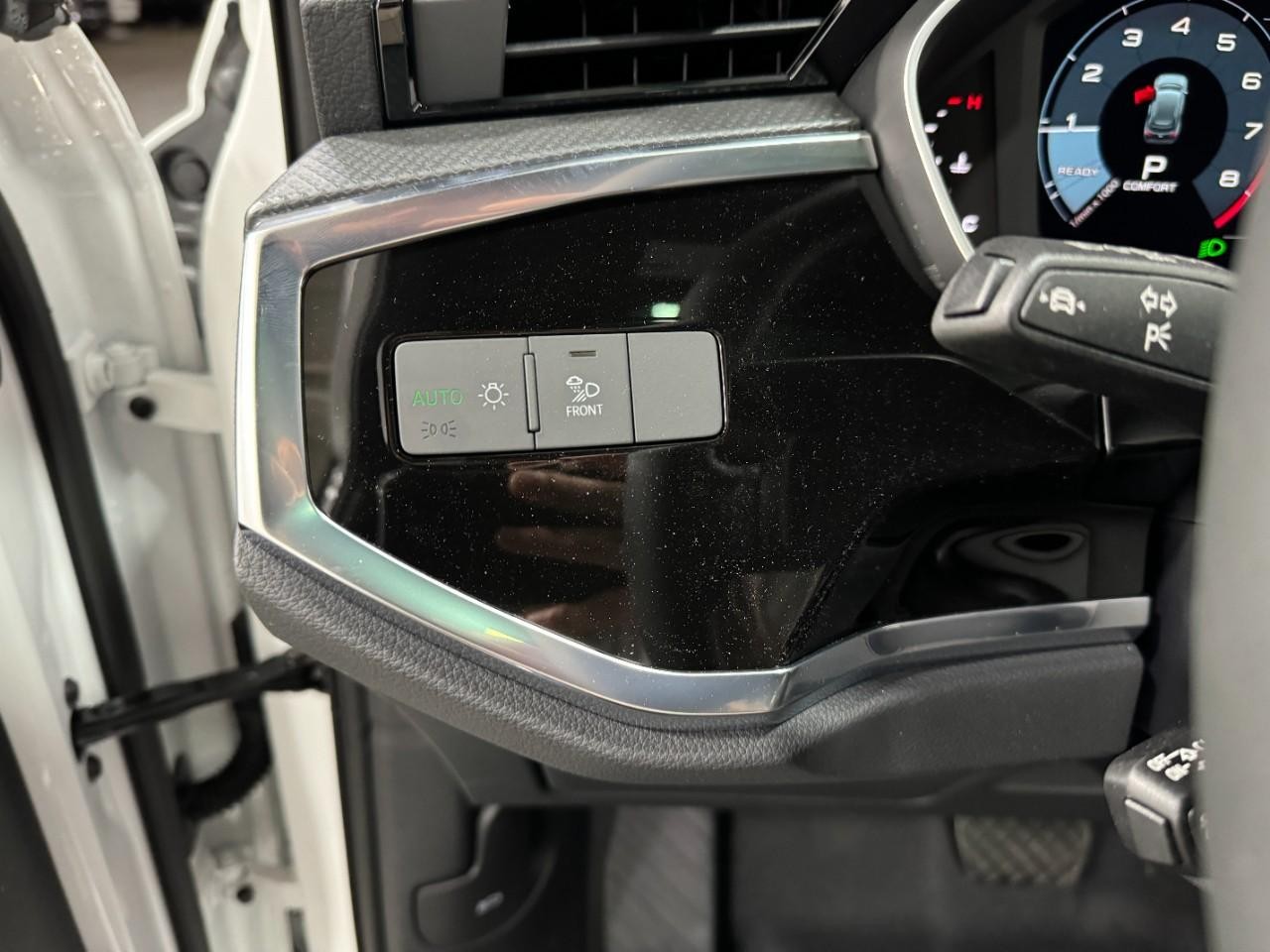 Audi Q3 Vehicle Full-screen Gallery Image 28