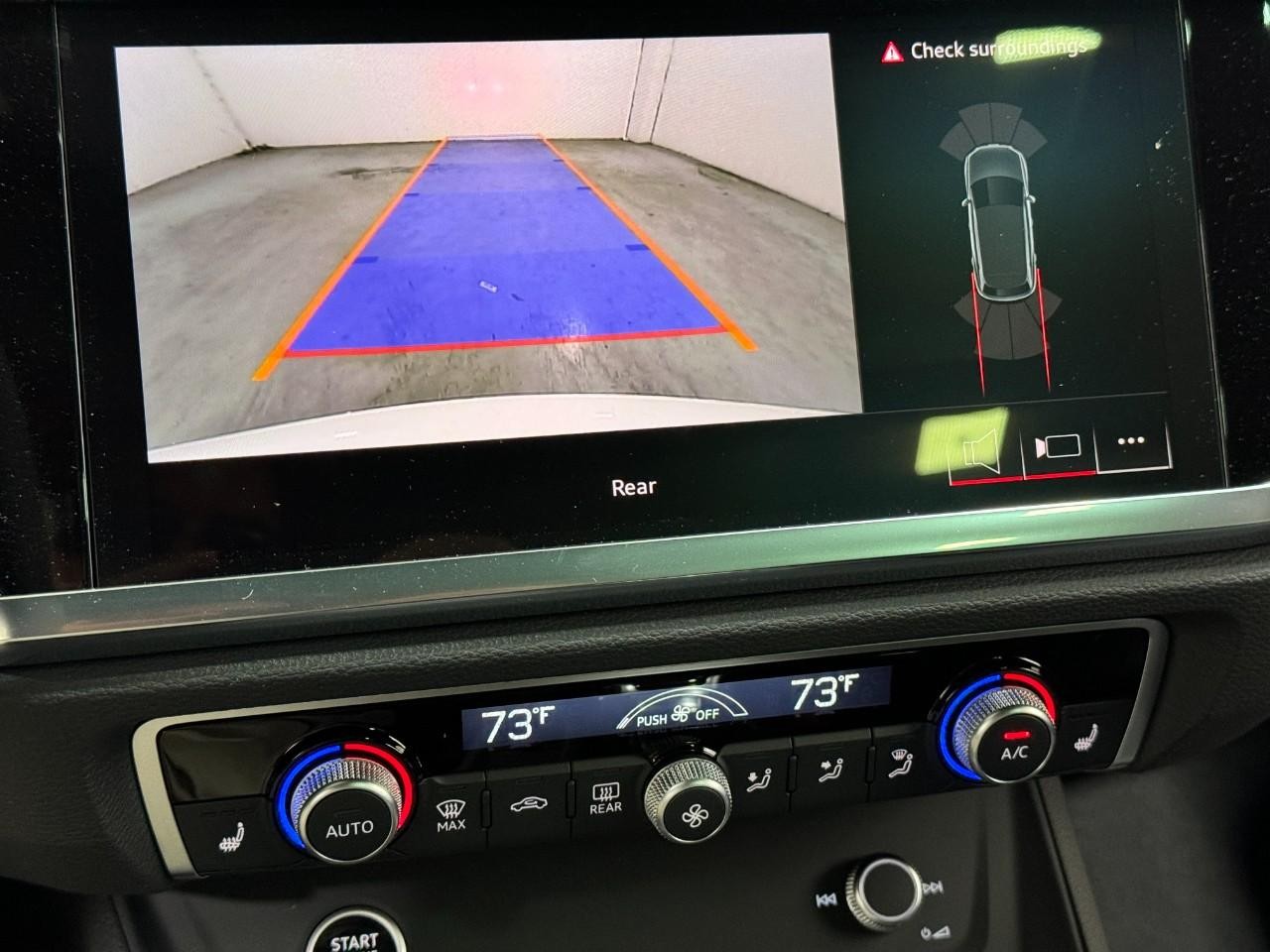 Audi Q3 Vehicle Full-screen Gallery Image 33