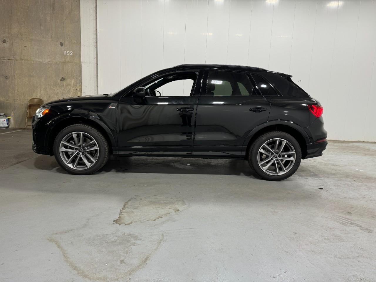 Audi Q3 Vehicle Full-screen Gallery Image 2