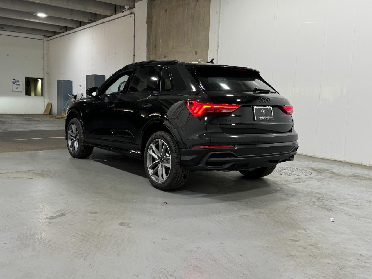 Audi Q3 Vehicle Full-screen Gallery Image 3