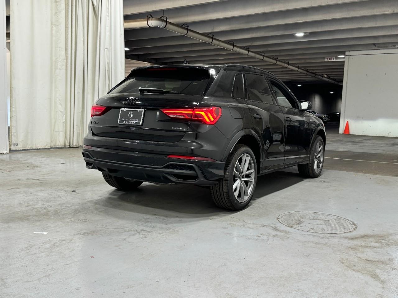 Audi Q3 Vehicle Full-screen Gallery Image 4