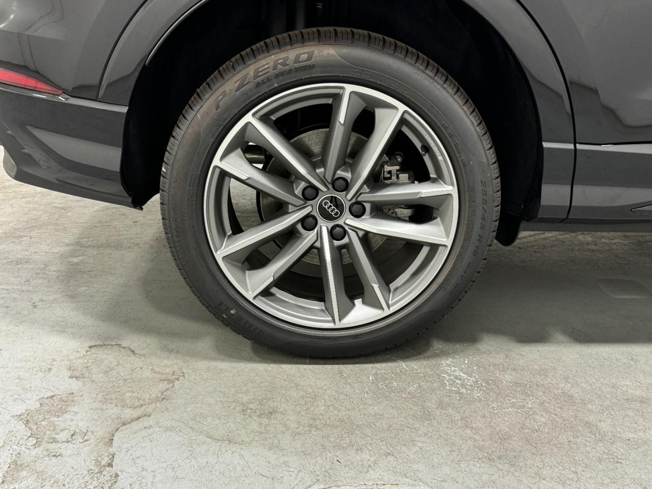 Audi Q3 Vehicle Full-screen Gallery Image 5