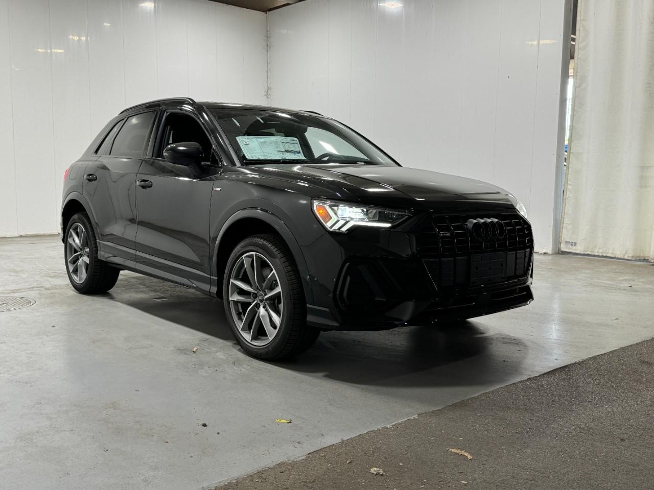 Audi Q3 Vehicle Full-screen Gallery Image 6