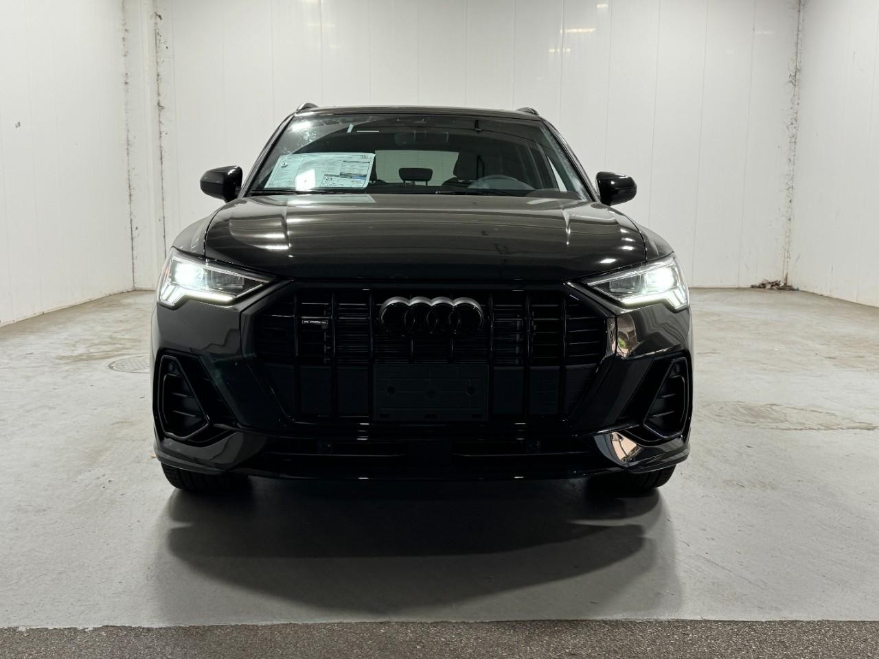 Audi Q3 Vehicle Full-screen Gallery Image 7