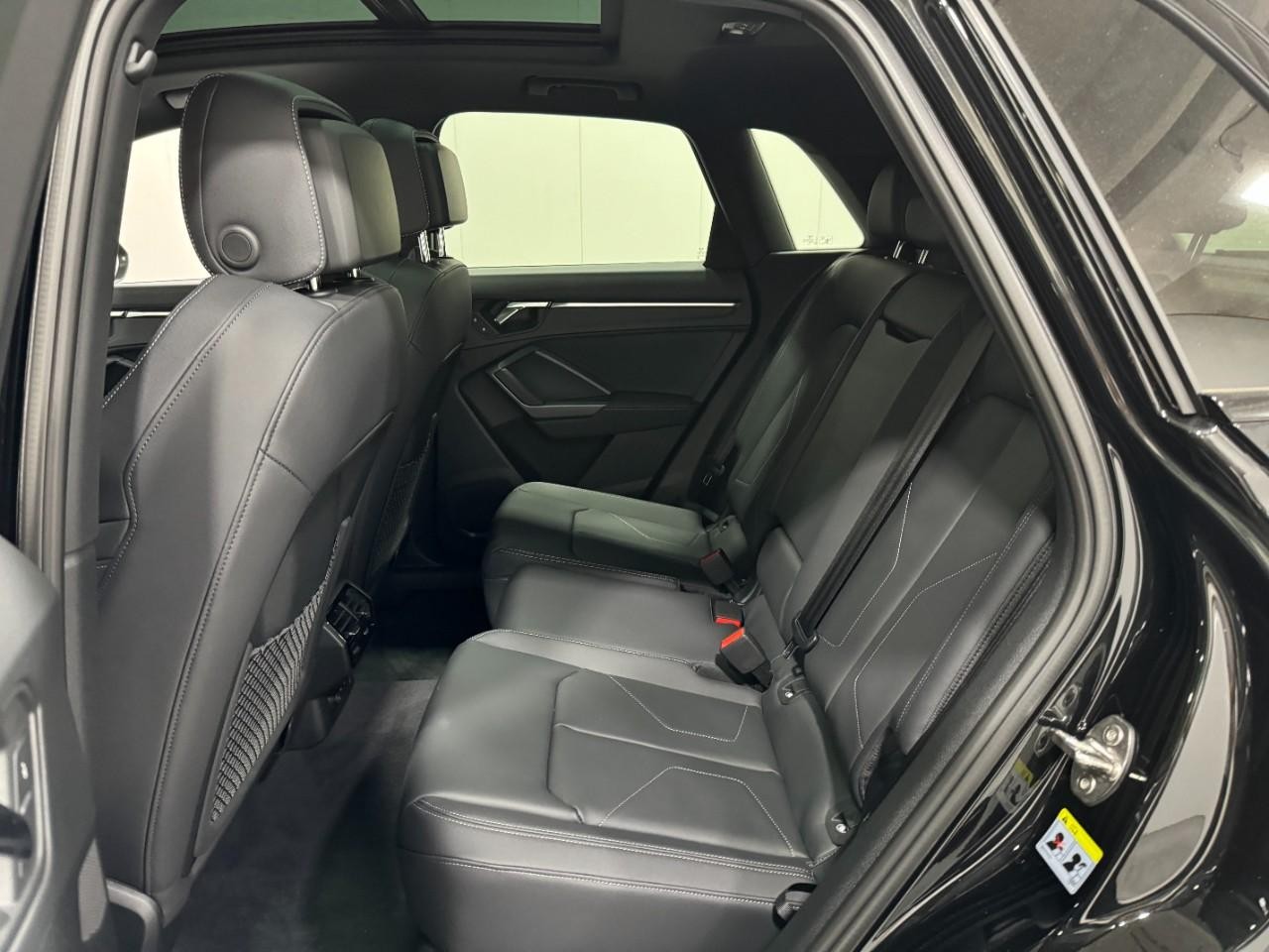 Audi Q3 Vehicle Full-screen Gallery Image 8