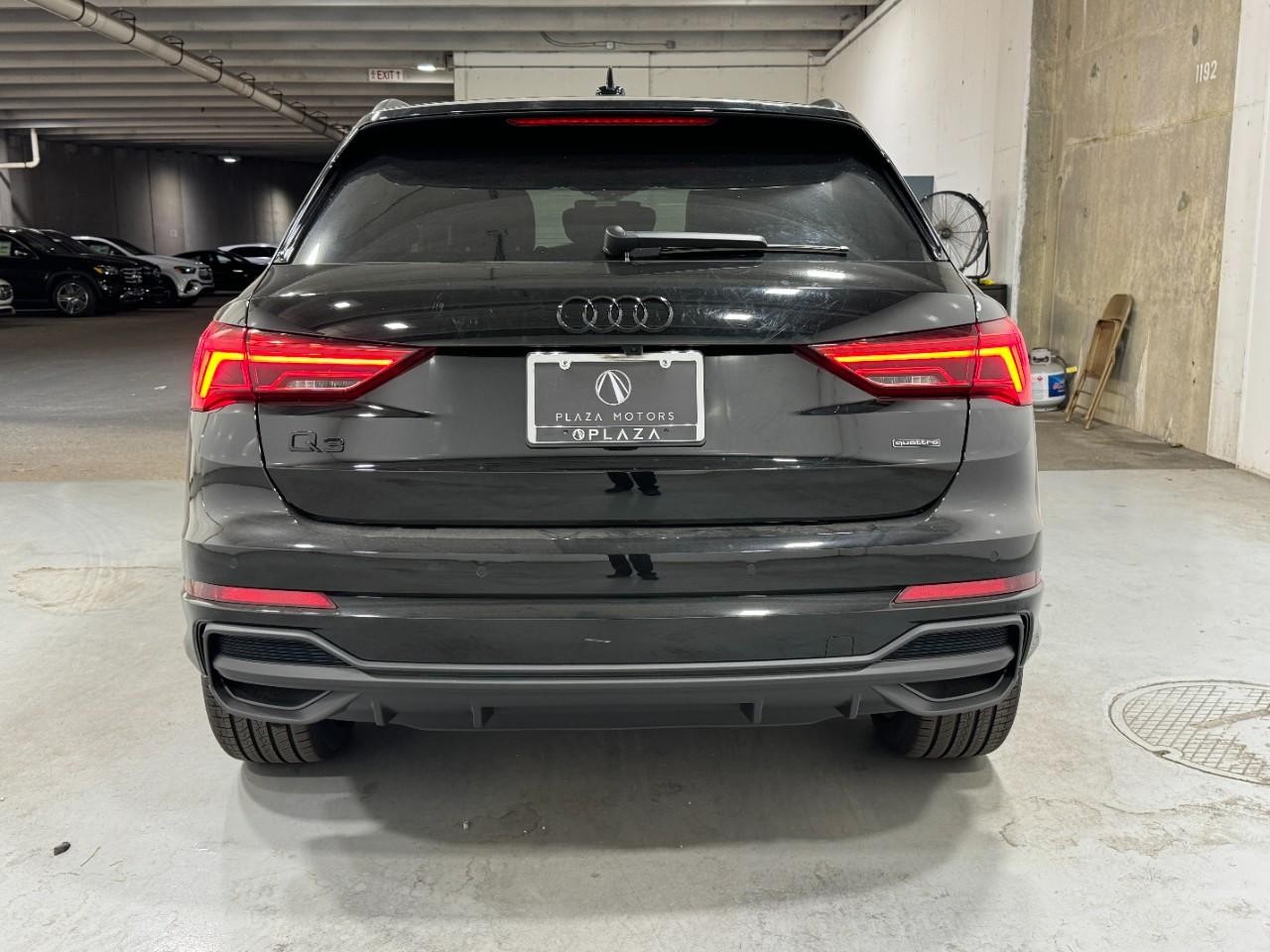 Audi Q3 Vehicle Full-screen Gallery Image 9