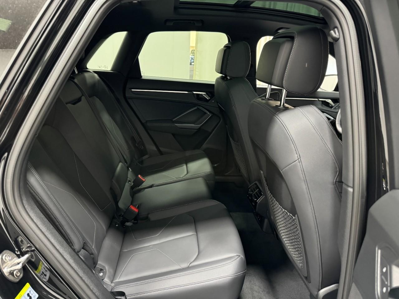 Audi Q3 Vehicle Full-screen Gallery Image 10