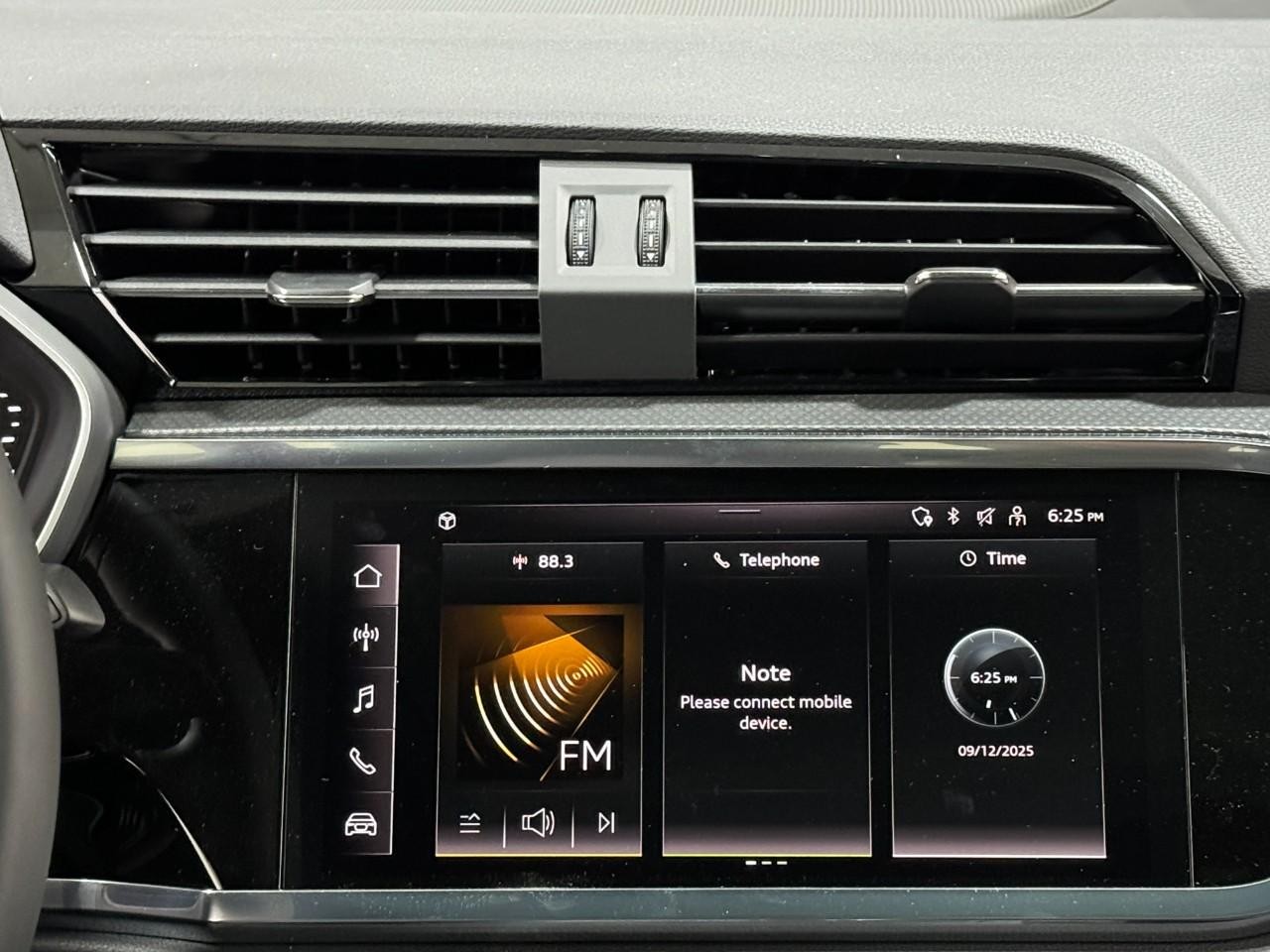 Audi Q3 Vehicle Full-screen Gallery Image 14