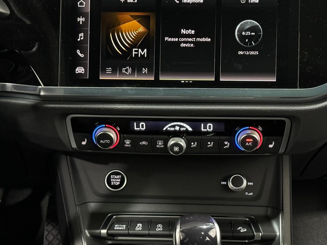 Audi Q3 Vehicle Full-screen Gallery Image 15