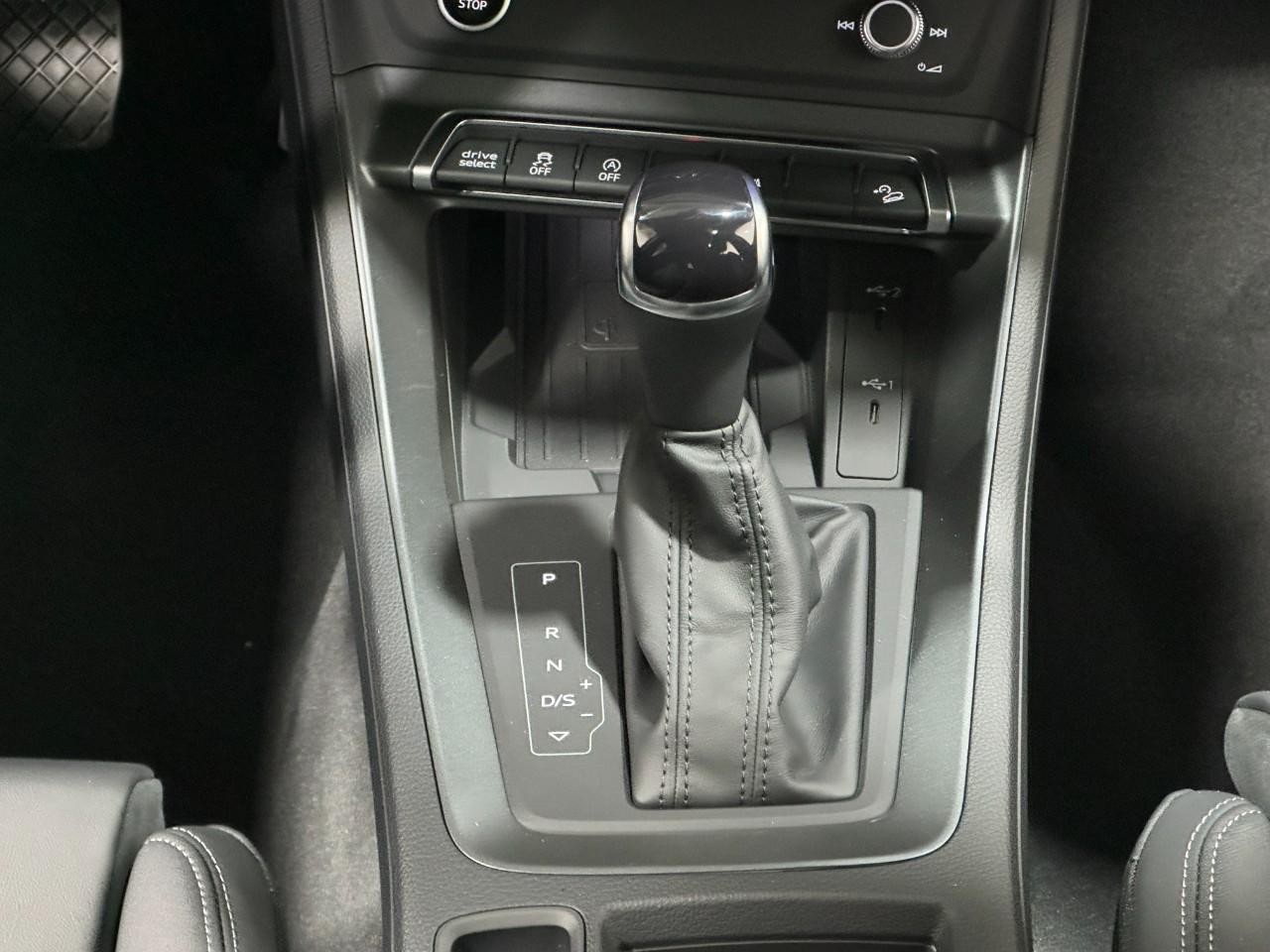 Audi Q3 Vehicle Full-screen Gallery Image 16