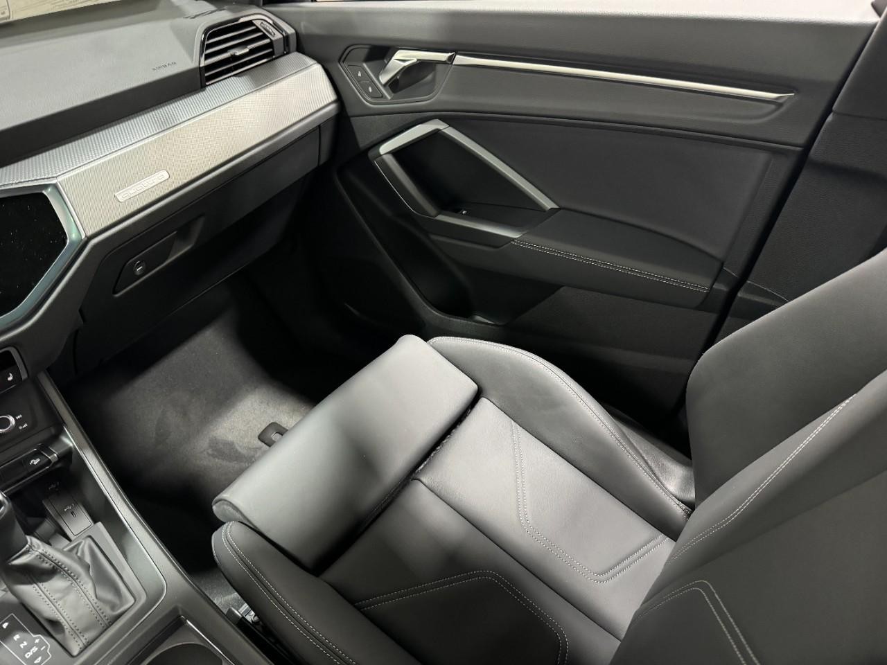 Audi Q3 Vehicle Full-screen Gallery Image 17