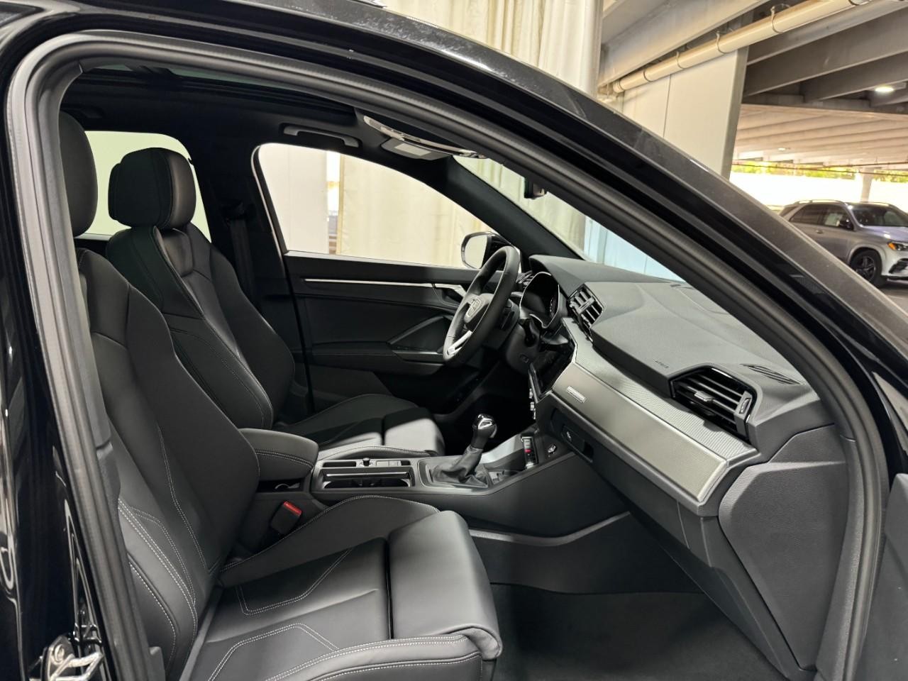 Audi Q3 Vehicle Full-screen Gallery Image 18