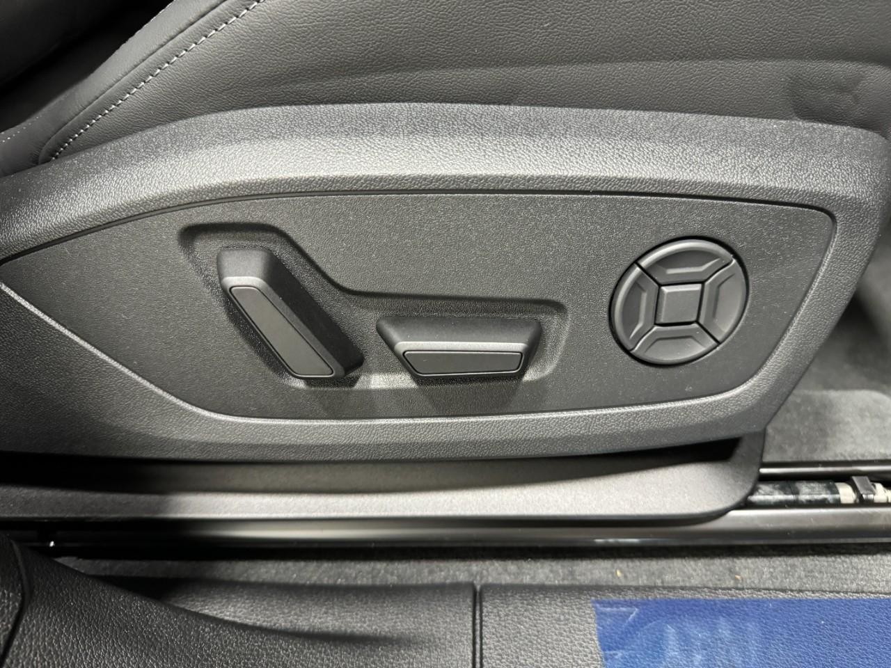 Audi Q3 Vehicle Full-screen Gallery Image 20