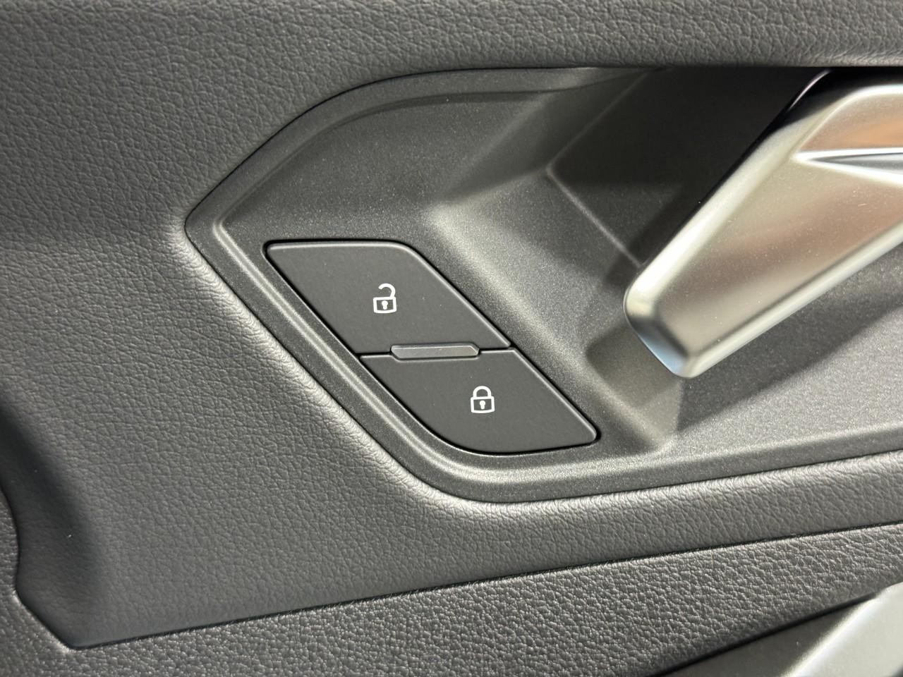 Audi Q3 Vehicle Full-screen Gallery Image 21