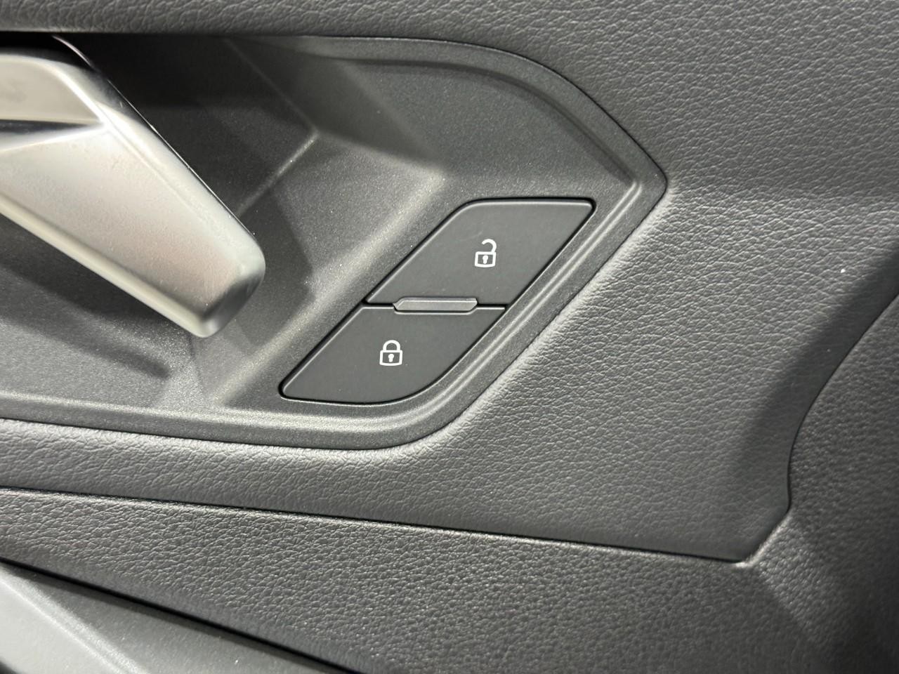 Audi Q3 Vehicle Full-screen Gallery Image 23