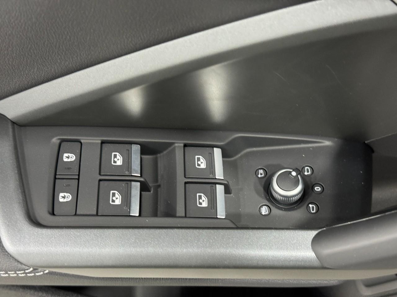 Audi Q3 Vehicle Full-screen Gallery Image 24