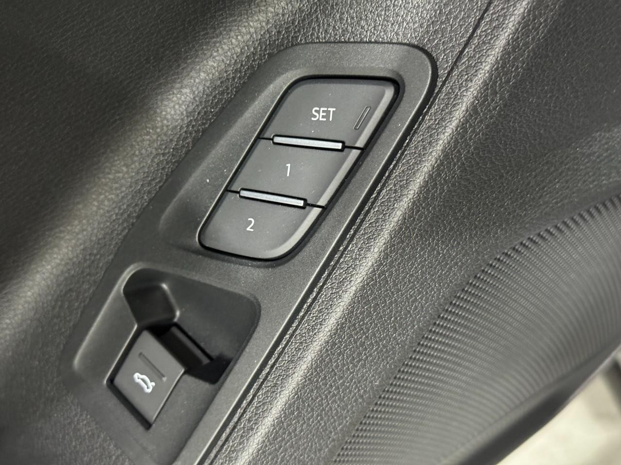 Audi Q3 Vehicle Full-screen Gallery Image 25