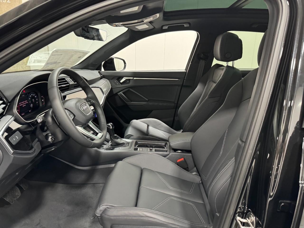 Audi Q3 Vehicle Full-screen Gallery Image 26