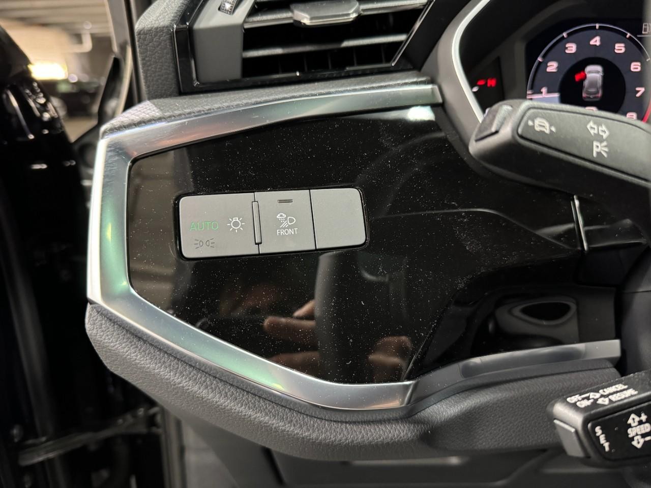 Audi Q3 Vehicle Full-screen Gallery Image 29