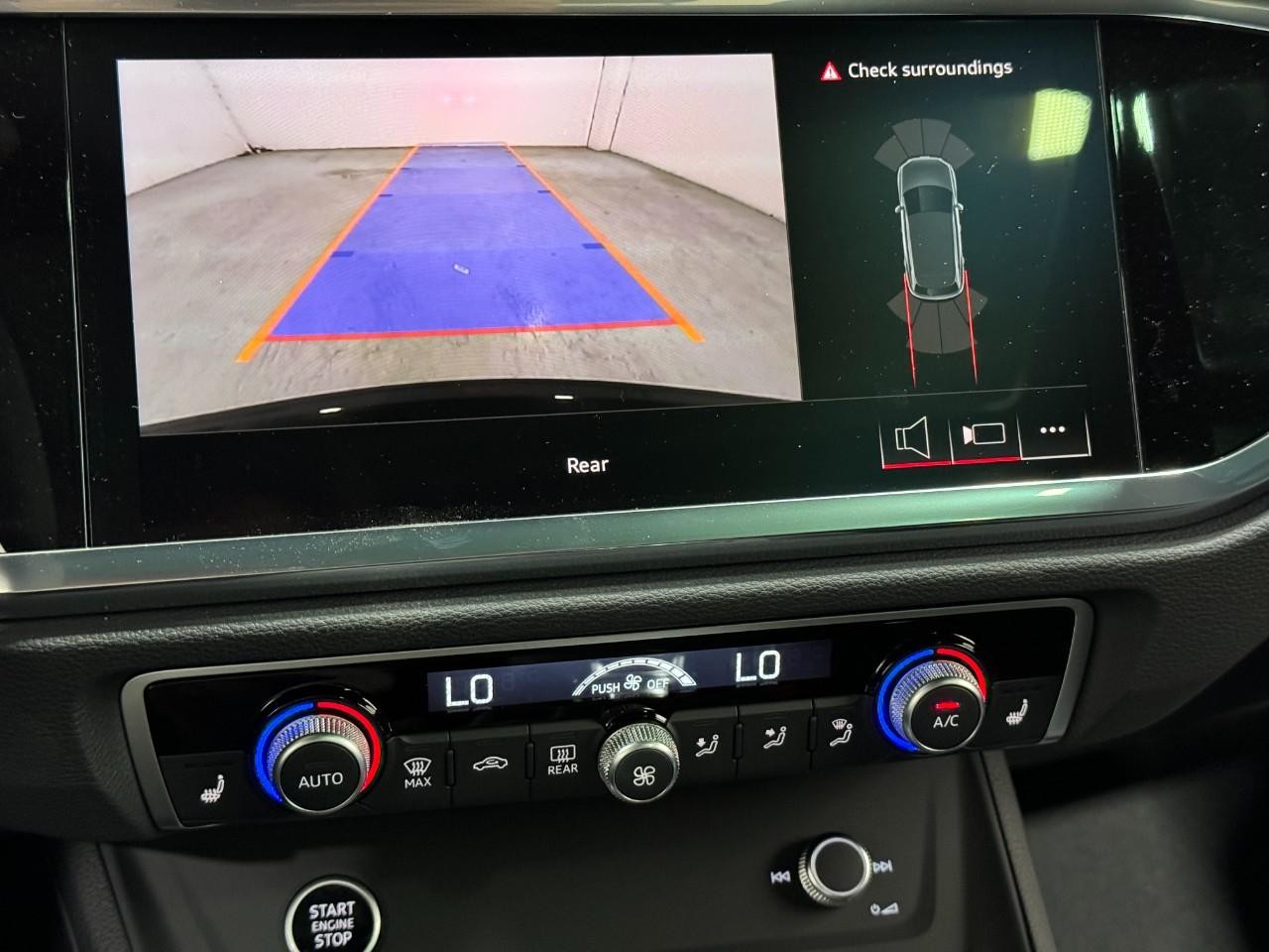 Audi Q3 Vehicle Full-screen Gallery Image 34