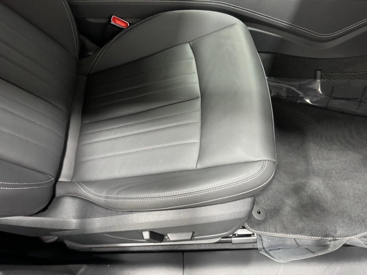 Audi A6 Sedan Vehicle Full-screen Gallery Image 20