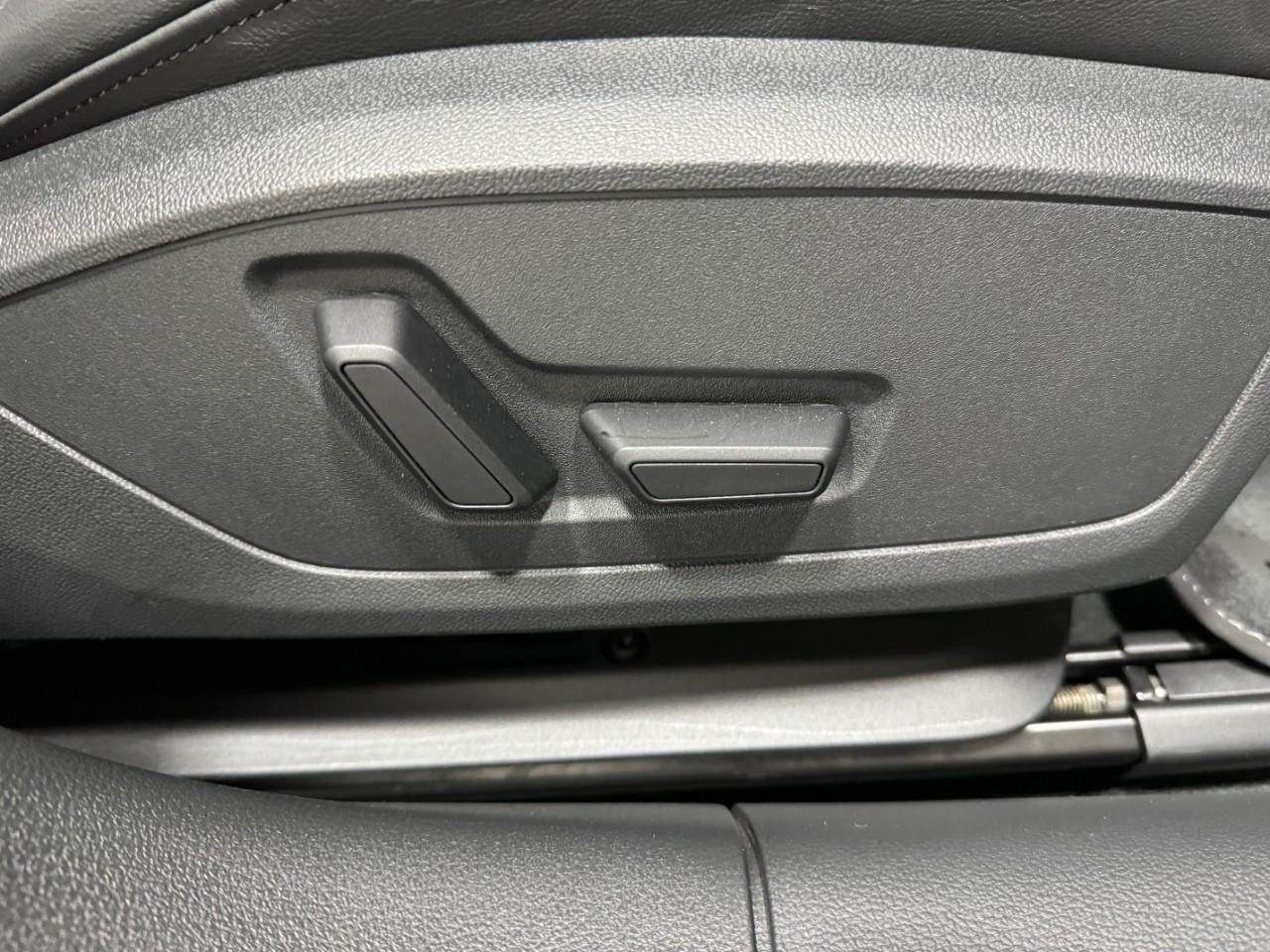 Audi A6 Sedan Vehicle Full-screen Gallery Image 21