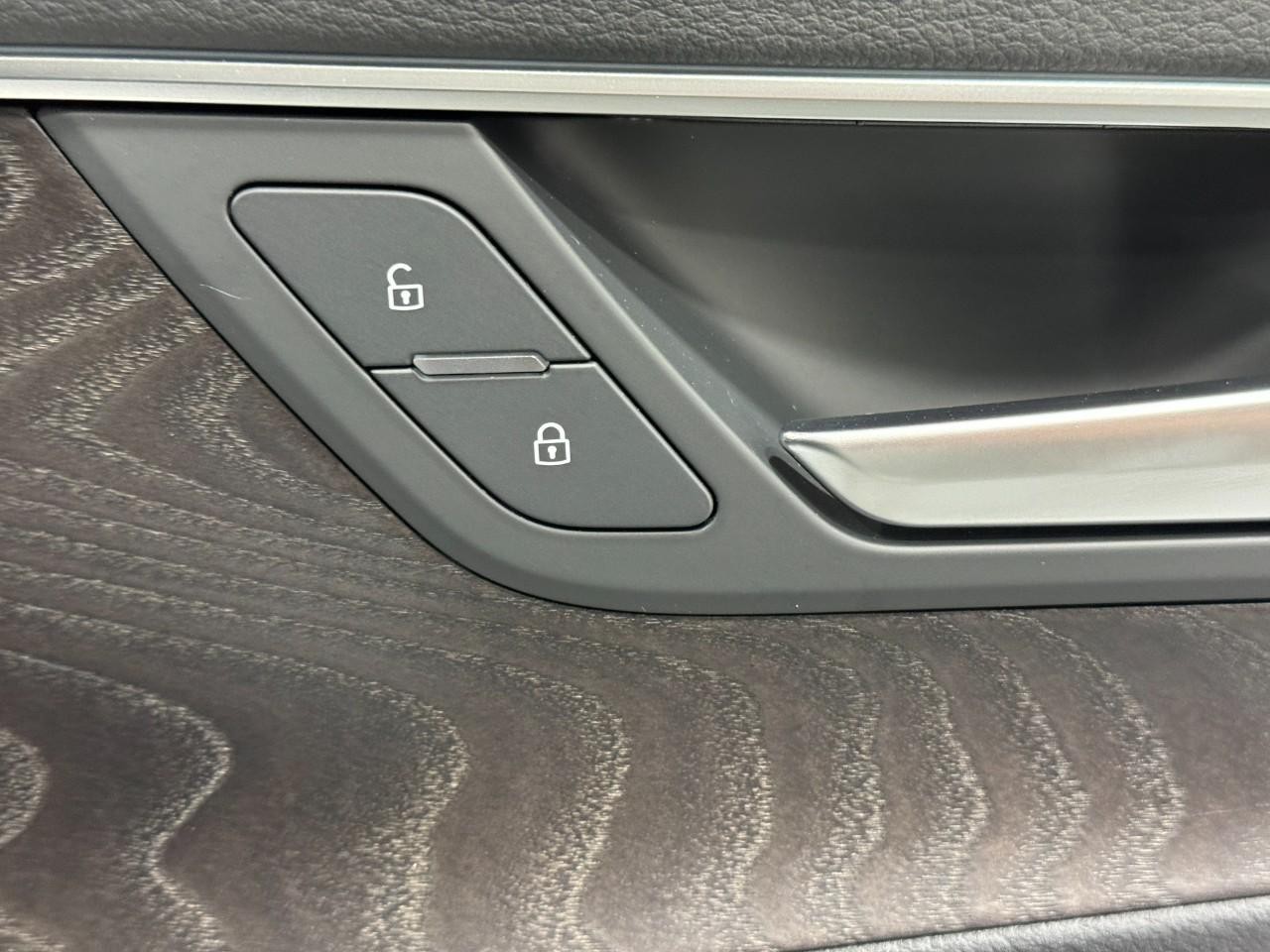 Audi A6 Sedan Vehicle Full-screen Gallery Image 22