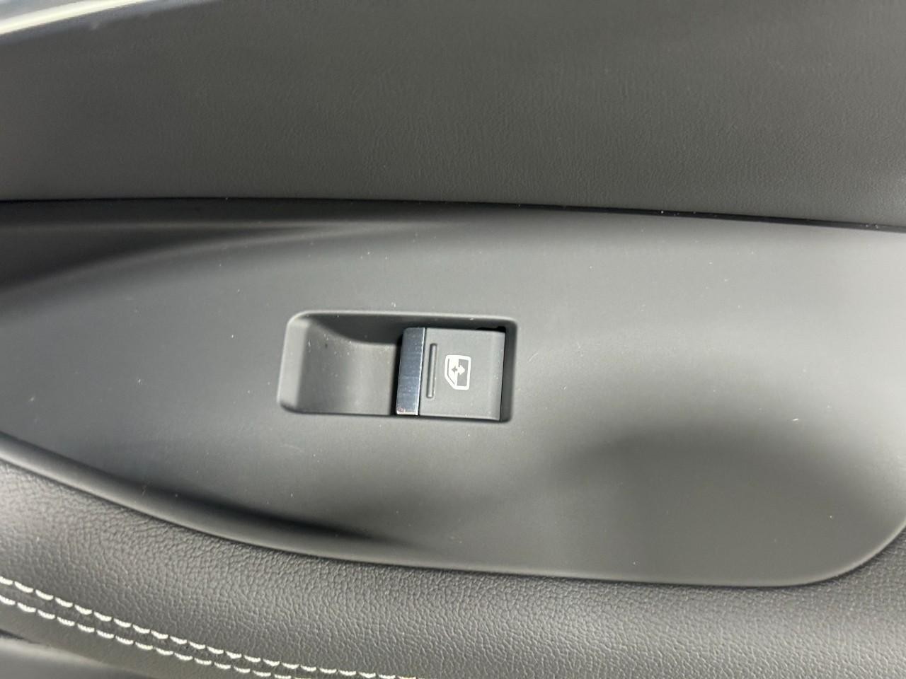 Audi A6 Sedan Vehicle Full-screen Gallery Image 23