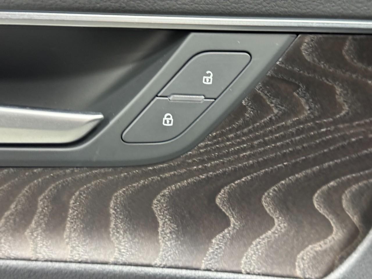 Audi A6 Sedan Vehicle Full-screen Gallery Image 24