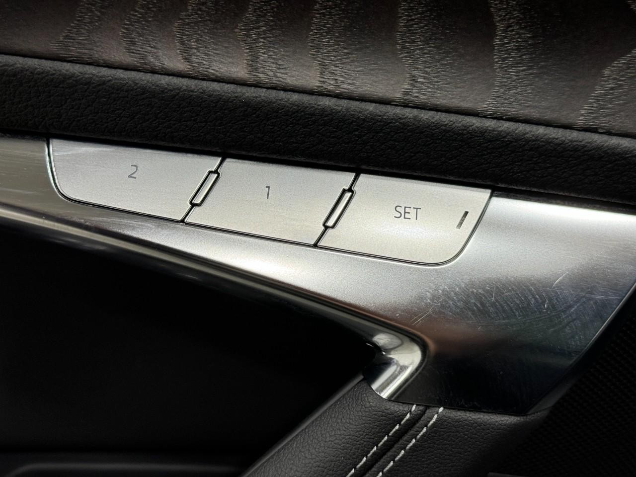 Audi A6 Sedan Vehicle Full-screen Gallery Image 25