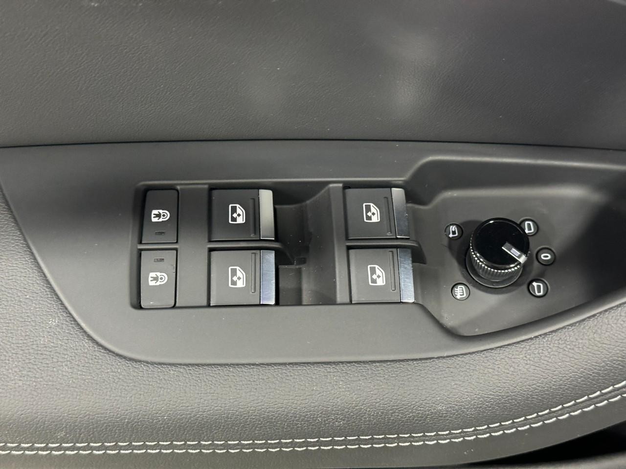 Audi A6 Sedan Vehicle Full-screen Gallery Image 26