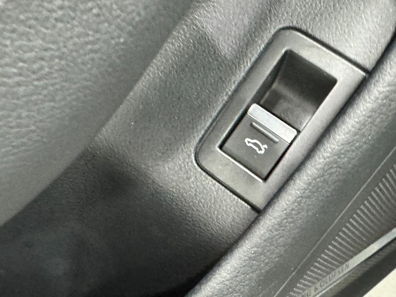 Audi A6 Sedan Vehicle Full-screen Gallery Image 27