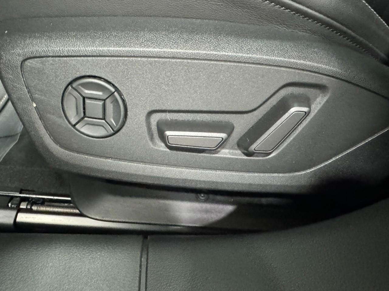 Audi A6 Sedan Vehicle Full-screen Gallery Image 31